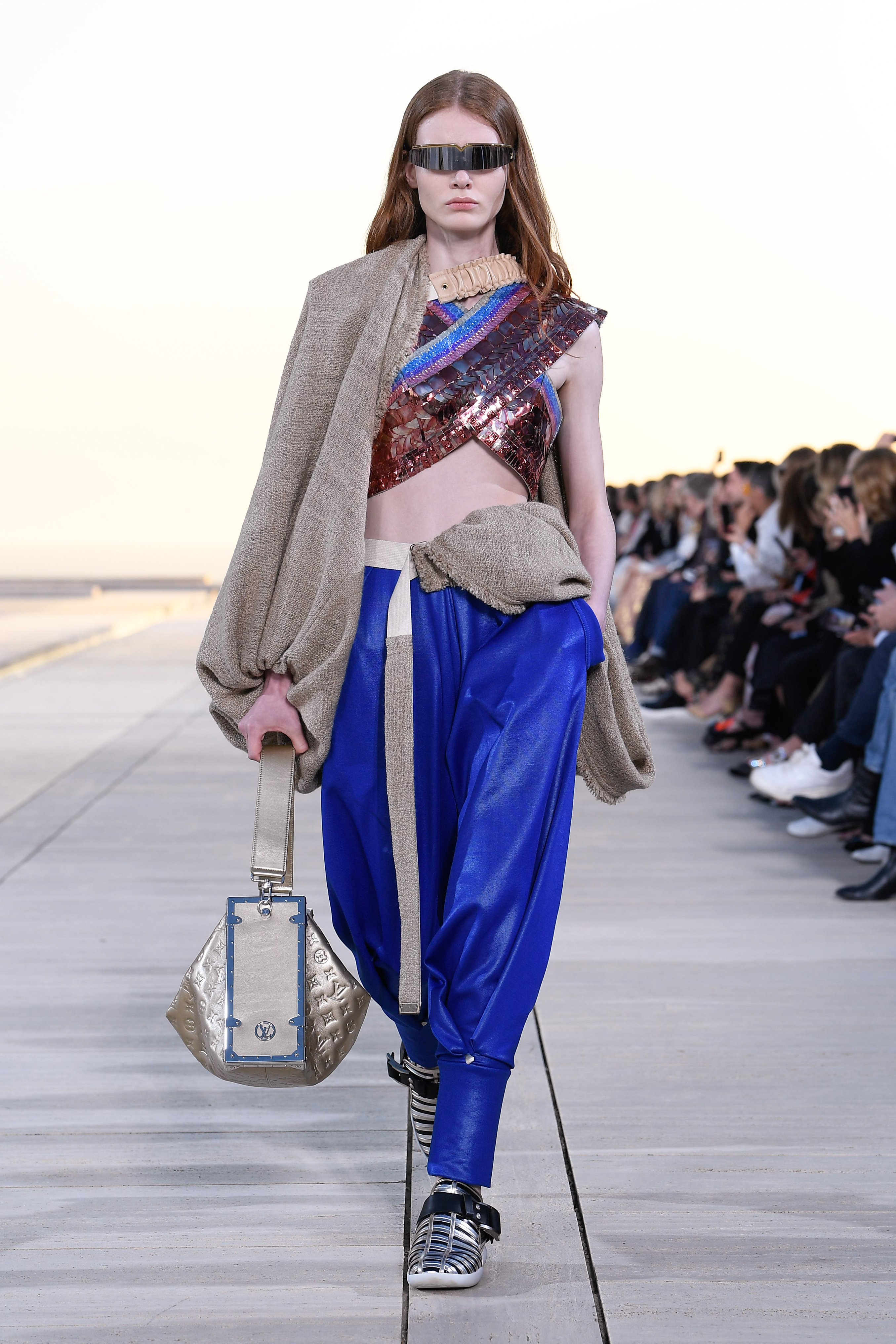Zíperes enormes e bolsas exageradas em desfile da Louis Vuitton em